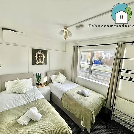 Private 2bed-parking & Garden-by Fabaccommodation Apartment