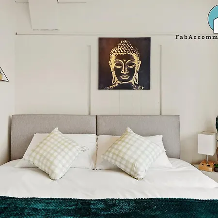 Private 2bed-parking & Garden-by Fabaccommodation Apartment *