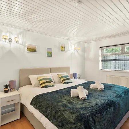 Private 2bed-parking & Garden-by Fabaccommodation * Bristol