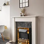 Private 2bed-parking & Garden-by Fabaccommodation Appartement