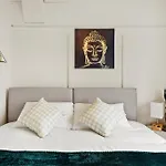 Private 2bed-parking & Garden-by Fabaccommodation