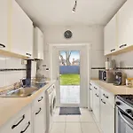 Appartement Private 2bed-parking & Garden-by Fabaccommodation *