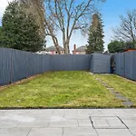 Private 2bed-parking & Garden-by Fabaccommodation