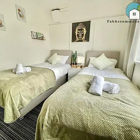 아파트 Private 2bed-parking & Garden-by Fabaccommodation