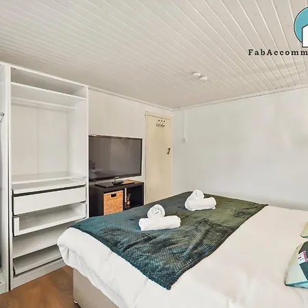Private 2bed-parking & Garden-by Fabaccommodation 아파트