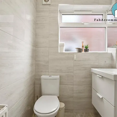 Private 2bed-parking & Garden-by Fabaccommodation Διαμέρισμα