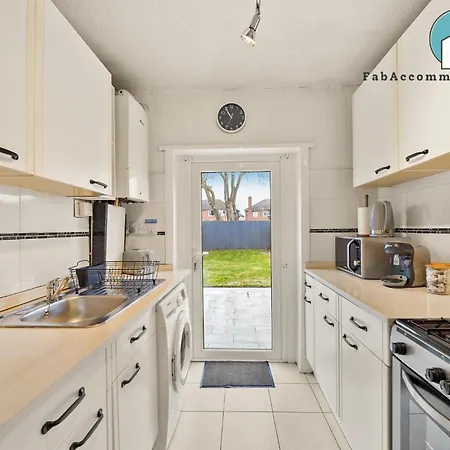 Διαμέρισμα Private 2bed-parking & Garden-by Fabaccommodation