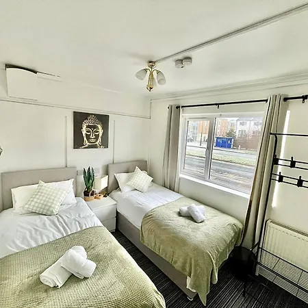 Private 2bed-parking & Garden-by Fabaccommodation *