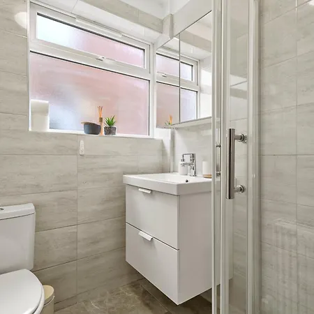 Private 2bed-parking & Garden-by Fabaccommodation * Bristol