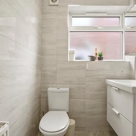 Private 2bed-parking & Garden-by Fabaccommodation