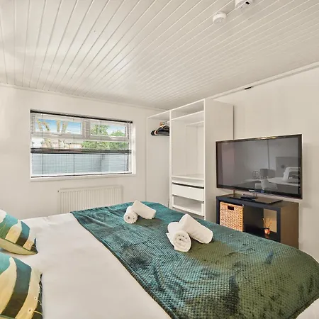 Private 2bed-parking & Garden-by Fabaccommodation Lägenhet