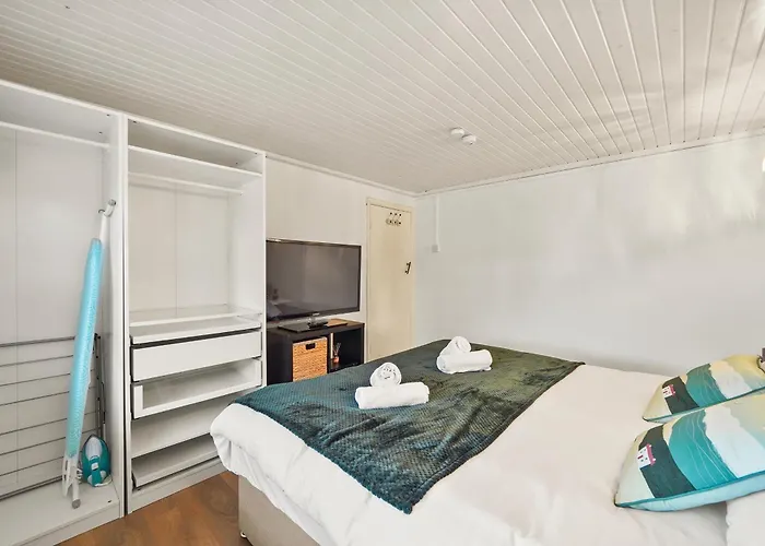 Private 2bed-parking & Garden-by Fabaccommodation