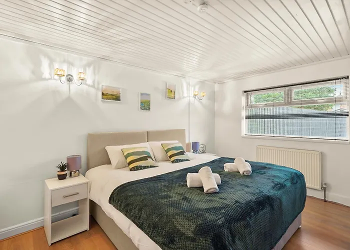 Private 2bed-parking & Garden-by Fabaccommodation * Bristol