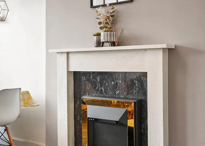 Private 2bed-parking & Garden-by Fabaccommodation Apartamento