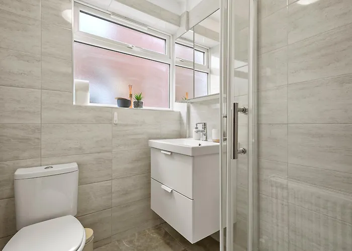 Private 2bed-parking & Garden-by Fabaccommodation * Bristol