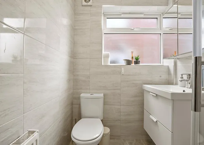 Private 2bed-parking & Garden-by Fabaccommodation