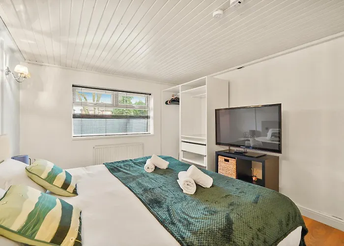 Private 2bed-parking & Garden-by Fabaccommodation Lägenhet