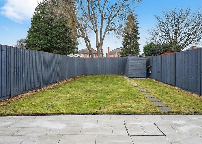 Private 2bed-parking & Garden-by Fabaccommodation