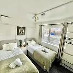 Private 2bed-parking & Garden-by Fabaccommodation *