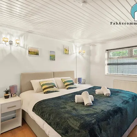 Appartement Private 2bed-parking & Garden-by Fabaccommodation