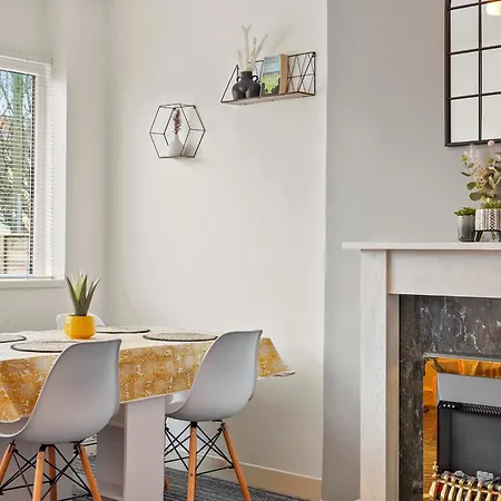 Private 2bed-parking & Garden-by Fabaccommodation Апартаменти *