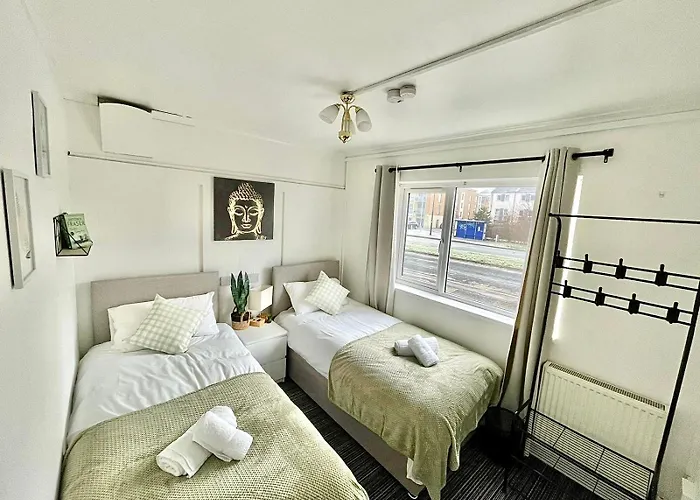 Private 2bed-parking & Garden-by Fabaccommodation *