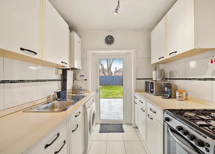 Апартаменти Private 2bed-parking & Garden-by Fabaccommodation *